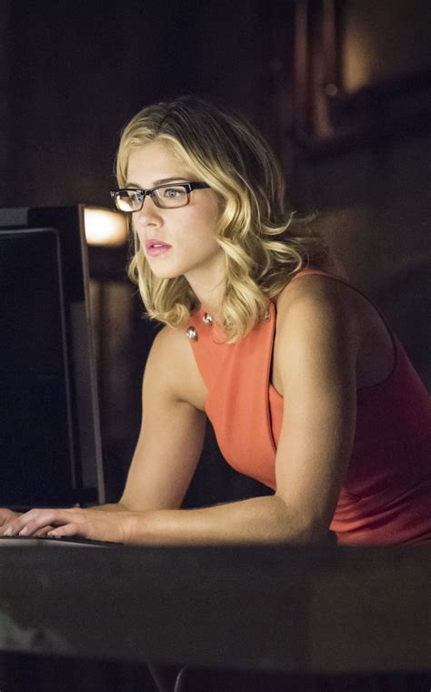 felicity smoak s glasses are the greatest frames if only they were