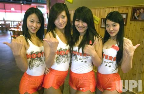 Photo Chinese Hooters Waitresses Pose For A Photograph In Beijing