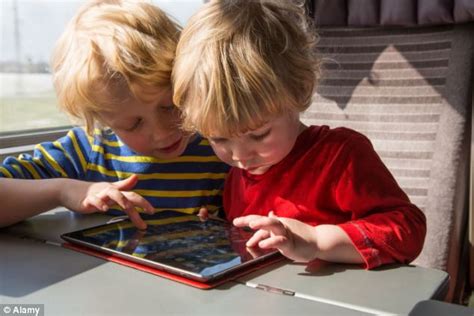 toddlers  adept  learning    technology  parents daily mail