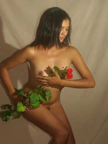 nude image virgin indian girl ne pahli bar photoshoot de kar entry dali