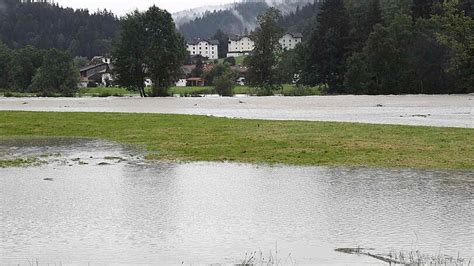 starker regen hochwasser und Überschwemmungen in oberbayern