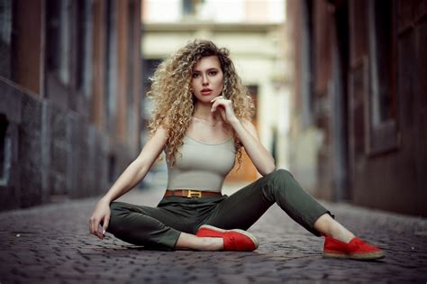 wallpaper model blonde sitting on the floor jeans