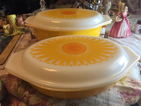 vintage 1960s pyrex daisy casserole dishes w lids 945 and etsy