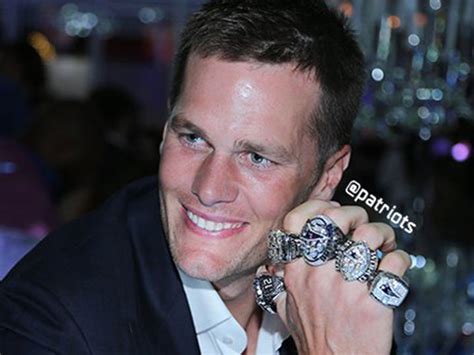 tom brady shows off 5 rings at new england patriots super bowl ring