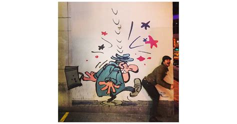 ian somerhalder brincou com uma grafitti na parede