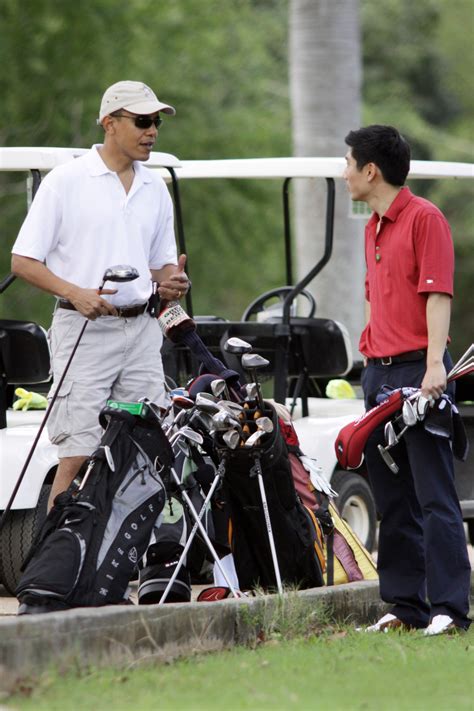 photos of president barack obama playing golf in hawaii