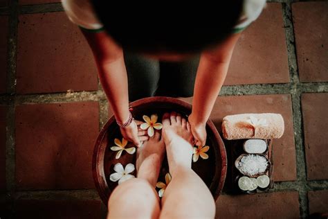 Premium Photo A Woman Getting A Foot Massage In A Spa Tub