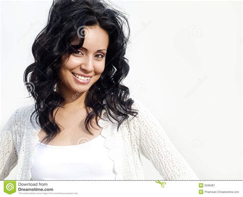 glimlachende mooie jonge vrouw stock afbeelding