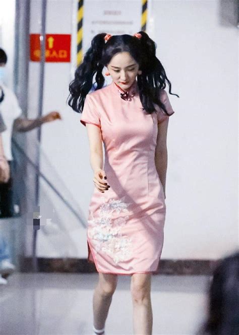 杨幂“装嫩”有点过，粉色旗袍配双马尾是显年轻，但难掩成熟气质 腾讯新闻