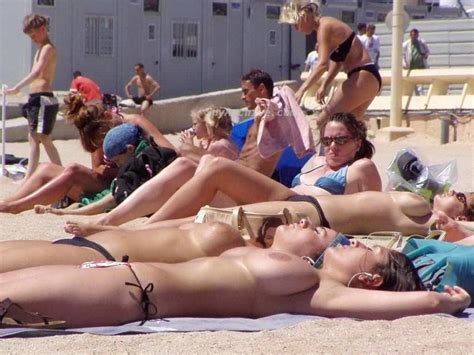 Nice Boobs In These Voyeur Pictures Taken On The Beach Porn Pictures