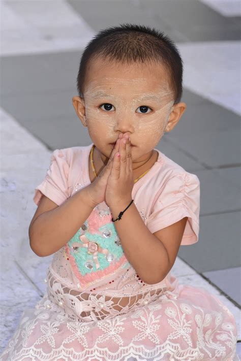 maedchen beim beten foto bild kinder portraits myanmar bilder auf