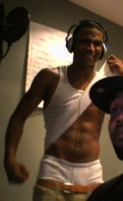 Celeb Saggers Trey Songz Flashing His Hot Body And Boxers