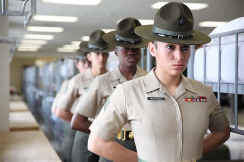 marine corps        female marines  uniform