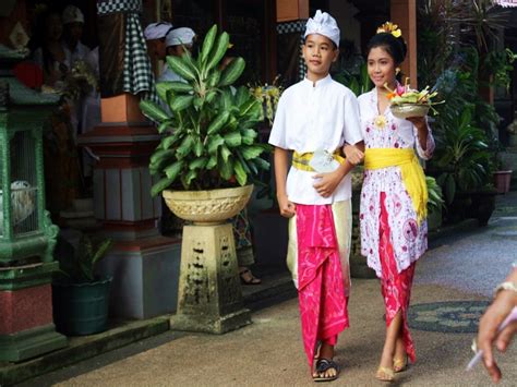 baju adat indonesia meriahkan hari pendidikan nasional