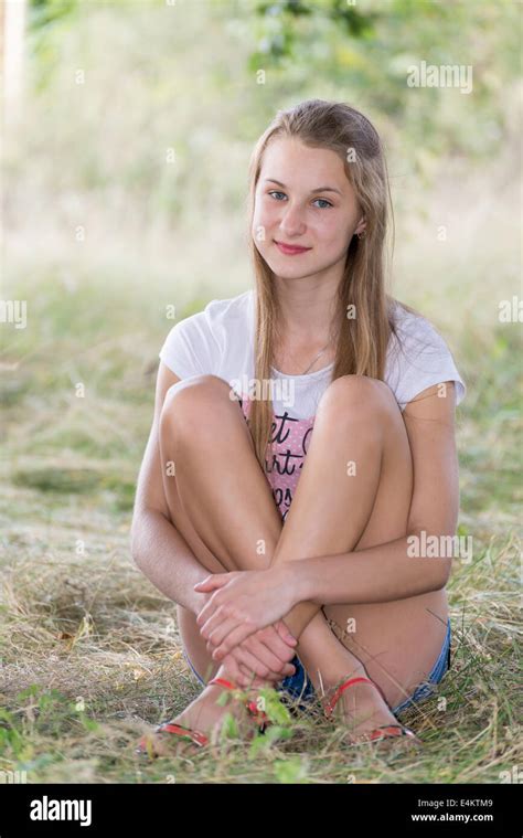 Porträt Eines Mädchens 14 Jahre In Der Natur Stockfotografie Alamy