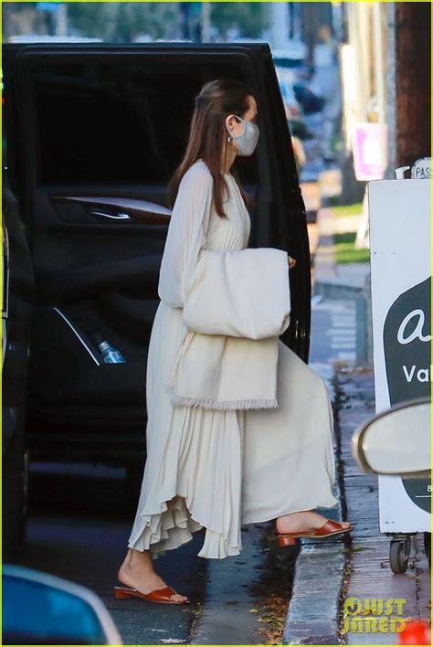Angelina Jolie Wears Her Face Mask While Out To Lunch Photo 4469660