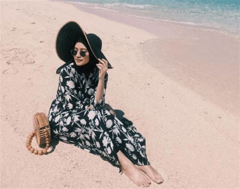 Pakaian Santai Ke Pantai Muslimah 16 Inspirasi Style Ootd Ke Pantai
