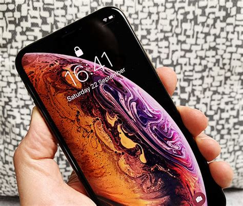 iphone xs review finer faster    powerful  apple takes    notch