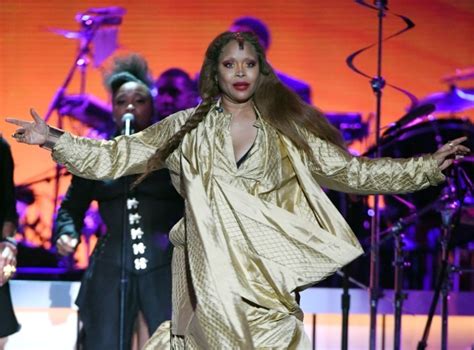 Erykah Badu Says She Wants To Pray For R Kelly During Chicago Show
