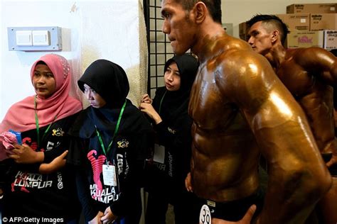 bodybuilders flex muscles to become mr malaysia daily mail online
