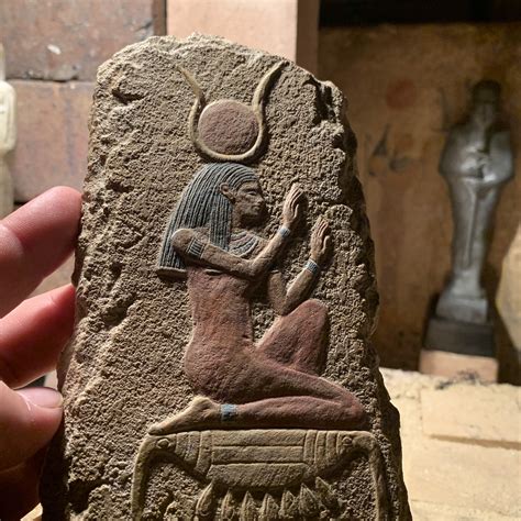 ancient egypt goddess hathor het hur kneeling with sun