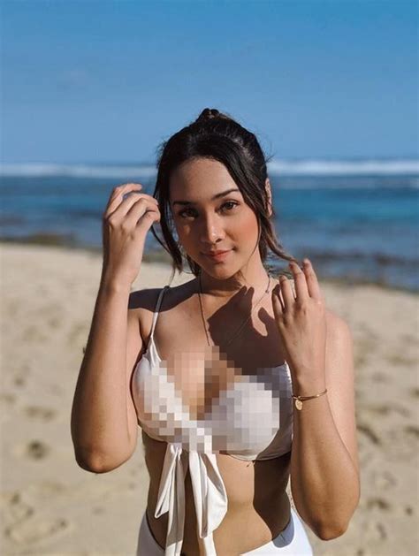 Foto Anya Geraldine Pose Seksi Pakai Bikini Di Pantai Bali Page 1
