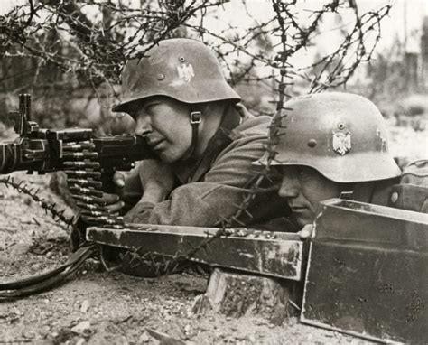 tweede wereldoorlog duitse soldaten aan het front onder dekking onder prikkeldraad met