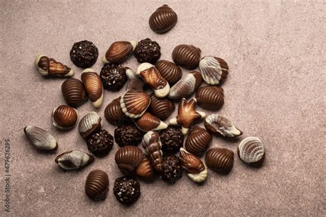 chocolats au lait fourre praline escargot  coquillage avec poudre de cacao stock photo adobe