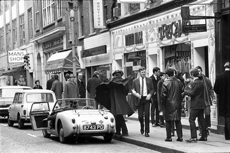 28 Fascinating Vintage Photos Of Soho London Over The