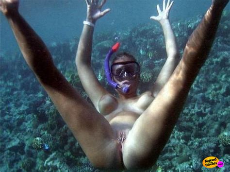 creative hottie flashing her pierced pussy while scuba diving