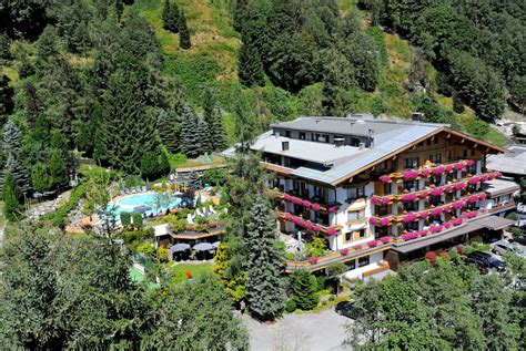 gartenhotel theresia  sommerlicher bluetenpracht theresia gartenhotel saalbach hinterglemm