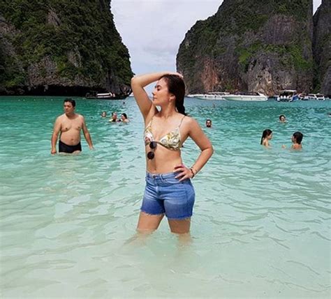 foto hot liburan artis wulan guritno seksi berbikini di pantai thailand