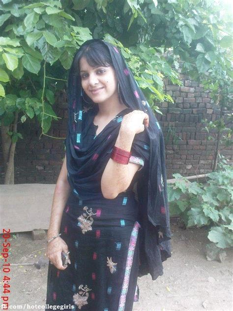 pakistan hot girls in outdoor and in saree pictures hot college girls pakistan pinterest