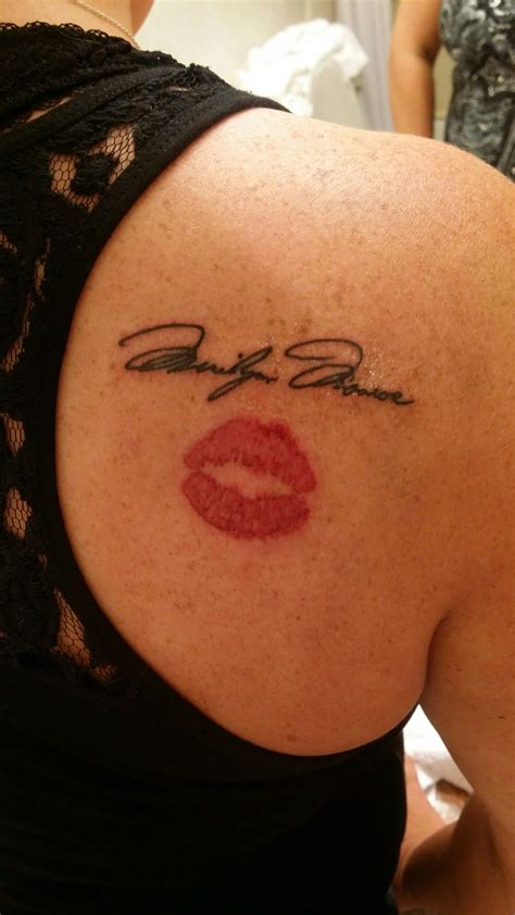 Marilyn Monroe S Signature With Red Lips Marilynmonroe