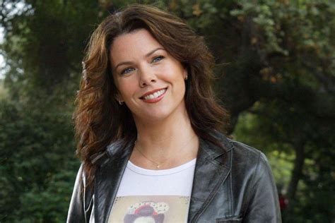 lauren graham has a gilmore girls clause in all of her contracts in