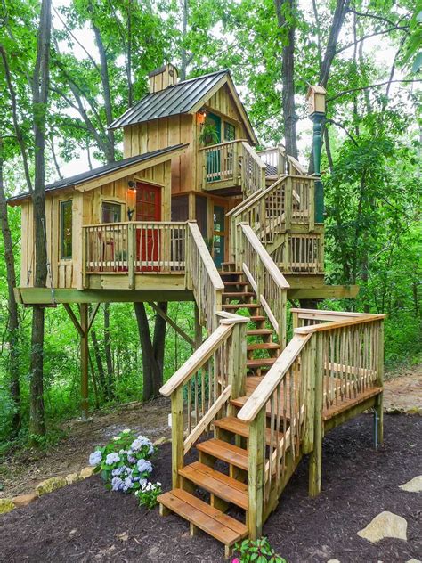 photo      tree house master pete nelson built  empire  cool tree houses