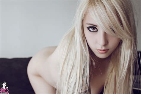 Bessy Suicide Hair In Face Platinum Blonde Long Hair Nude Women