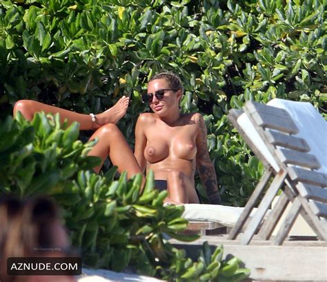 Blanka Lipinska Sexy Shows Off Her Nude Tits While Enjoying The Beach