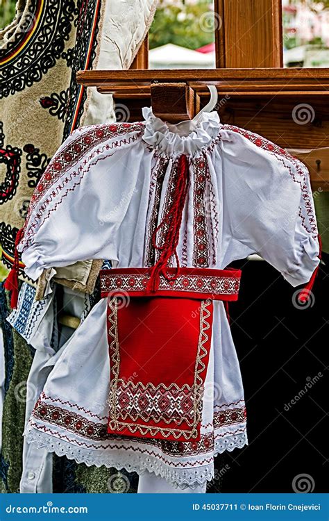 roemeens traditioneel kostuum voor meisje stock afbeelding image  historisch kleren
