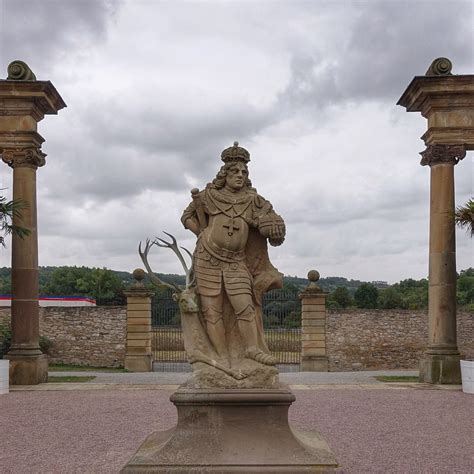 weikersheim deutschland allegorische skulptur von europa zwischen den teilen der orangerie