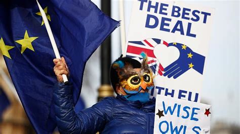 gross blau und haarig politiker stellt brexit monster vor  tvde