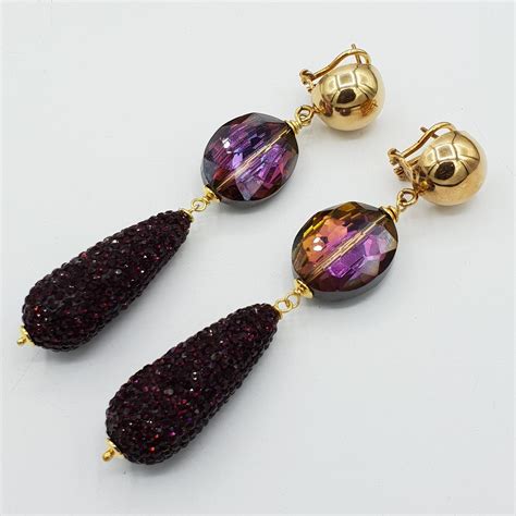 goud vergulde oorbellen met paarse glaskraal en druppel van paarse kristallen feestelijke