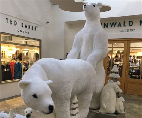 mall apologizes for polar bear sex display after visitors were