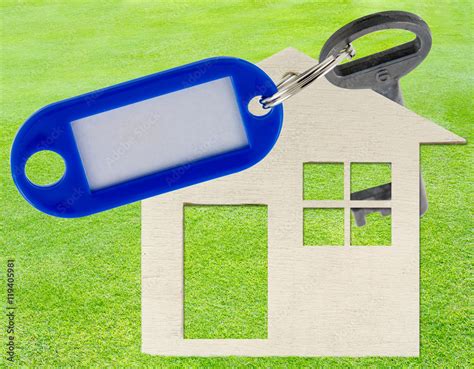 maison sur pelouse avec cle  porte etiquette stock photo adobe stock