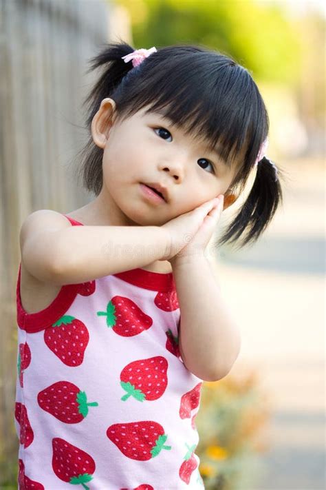 小さな若いアジアの女の子 Whitteronline