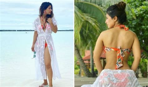 Hina Khan Flaunts Her Perfectly Toned Figure In Hot Halter Neck Bikini