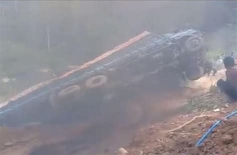 ngeri video detik detik truk jatuh  sungai  medan mobimotocom