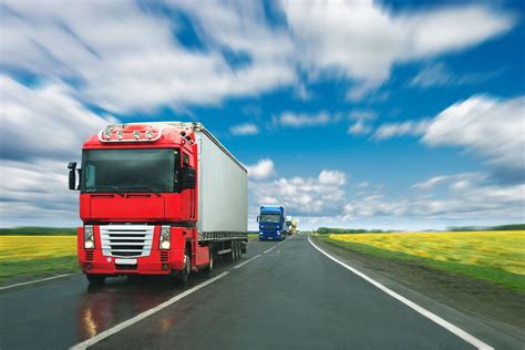 banco de imagenes gratis camiones pesados de carga en la carretera