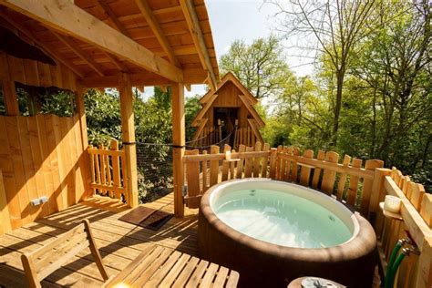 bain nordique spa dans une cabane dans les arbres en  cabane