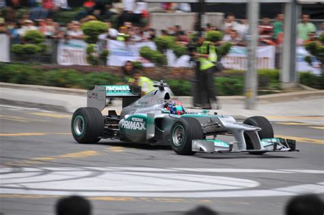 petronas  excite  fans   malaysian gp paultanorg